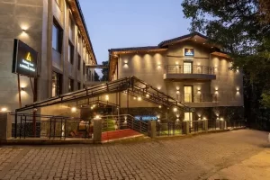Lawrence Solitaire Resort